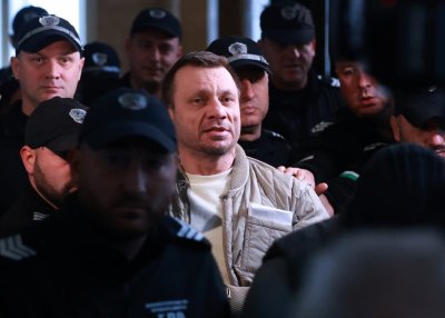 Само в Lupa.bg: Д-р Хасърджиев посрещна Нова година с риба и голяма краставица