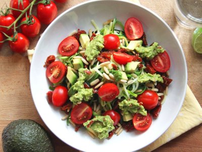 Продукти200 г чери домати1 авокадо2 малки тиквички100 г сушени домати