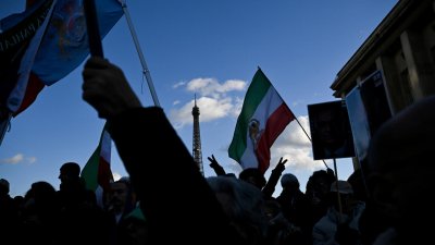 Протестиращите в Иран твърдят, че са поели контрола над два града