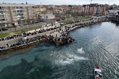 Дузина смелчаци се гмуркаха за кръста в Поморие и не
