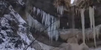 Замръзнал водопад се срути върху туристи в Естония