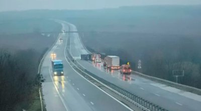 Тир се обърна на АМ "Марица" и блокира движението