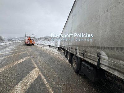 ТИР се заби в мантинела в района на Врачанския язовир