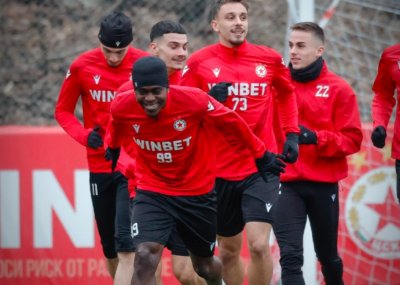 С група от 25 играчи ЦСКА замина тази сутрин на