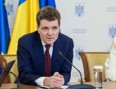 Лошото време блокира румънския президент на летището в Париж