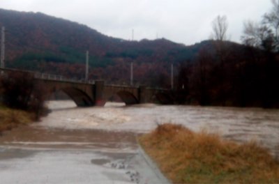 На косъм от трагедия: Спука се дига на река Струма (ВИДЕО)