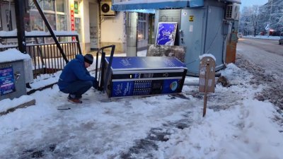 Автомобил отнесе спирка и автомат за кафе в Русе