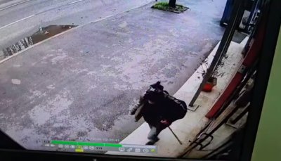 Ето как вандала троши българското посолство в Скопие (ВИДЕО)