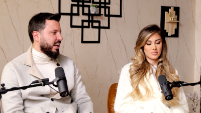 Бурен смях и закачки между Мартин Елвиса и неговата половинка