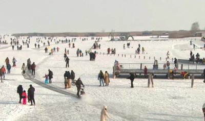 Езеро в Австрия замръзна и се превърна в огромна ледена пързалка