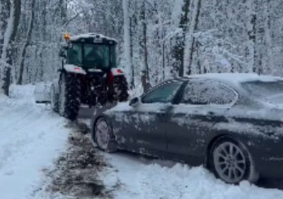 Кмет на русенско село помогна на бедстващи хора в кола край Текето (ВИДЕО)