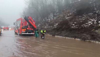 Автомобили плават по софийските улици днес На множество видеа в
