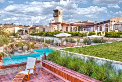 Социологът Кънчо Стойчев продаде хотелския комплекс "Зорница фемили"