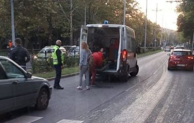 Жена е в болница след тежък сблъсък с кола на пешеходна пътека