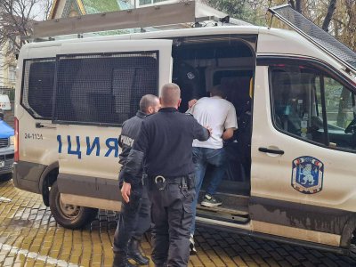 Задържаха мъж за кражба на автомобил в София (СНИМКИ)