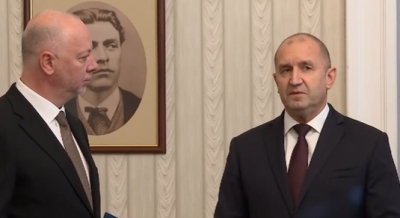 Росен Желязков прие и върна празна папката на Радев (СНИМКИ)