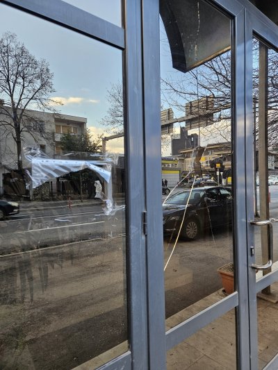 Само в Lupa.bg: Кой нае клошар да троши посолството ни в РСМ?