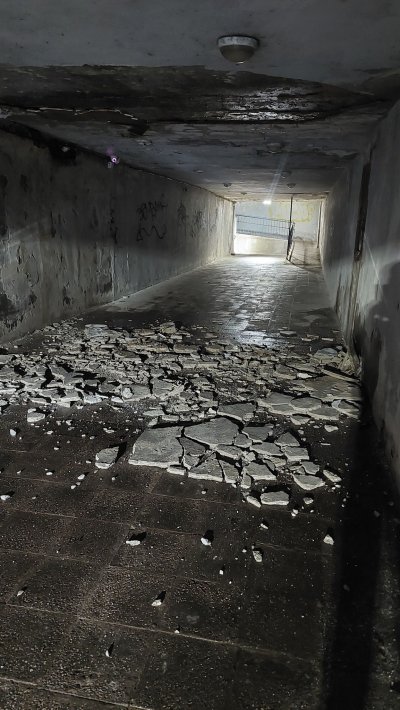 На косъм от траедия: Бетонни парчета и мазилка се откъртиха в ЖП подлез в Русе