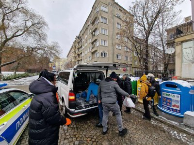 В знак на протест: Граждани изсипаха чували с боклук пред Столична община