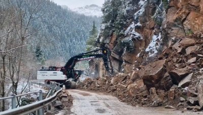 Работи се по разчистването на огромното свлачище край Широка лъка