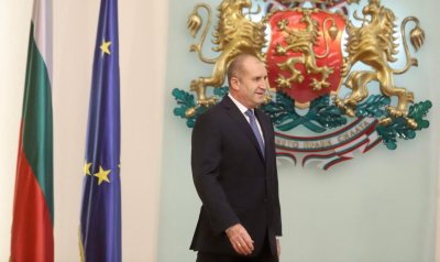 Румен Радев награждава трима с Почетния знак на президента