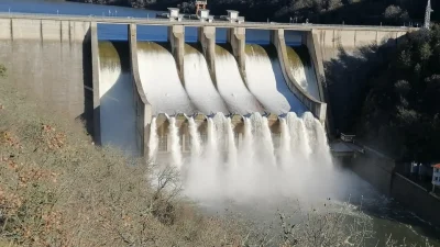 Язовир "Ивайловград" продължава да прелива (ВИДЕО)