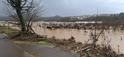 Спасиха баща и син, бедстващи в багер в придошлата река Арда