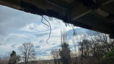 Камион се удари в мост на Подбалканския път и го разби