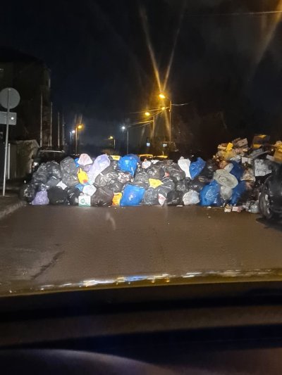 Боклукът вече затваря улици в София