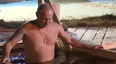 Путин се топна в ледена дупка на Богоявление