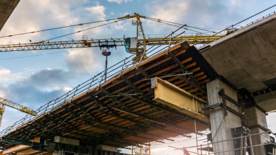 Двама души загинаха след като строителен кран се срути върху