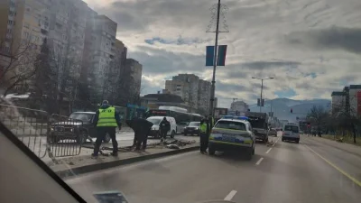 Катастрофа на столичен булевард, автомобил помете пътните заграждения (СНИМКИ)