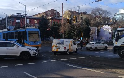 Трамвай помля няколко коли на "Христо Ботев" (СНИМКИ)