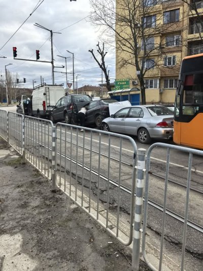 Нов инцидент с трамвай: Помете няколко коли до "Рожен"