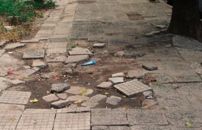 Разбити плочки повдигнати тротоари и препятствия превръщат придвижването пеша в