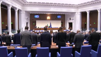 Депутатите почетоха паметта на Димитър Пенев с минута мълчание