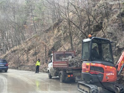 Камъни падат по пътя Самоков-София