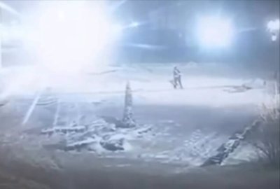 Невъзмутим: Украинец чисти снега, докато около него избухват "Шахед"-и (ВИДЕО)