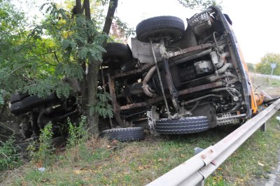 Камион падна в дере край Нова Попина, шофьорът загина на място