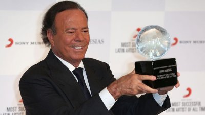 Испанската музикална легенда Хулио Иглесиас е обвинен в сексуално насилие от две