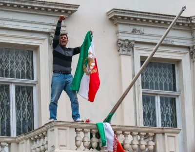 Протестиращ се качи на покрива на иранското посолство в Лондон (ВИДЕО)