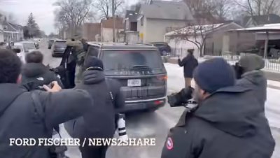 Вън, шибани кучки - Америка приветства главорезите на Тръмп от ICE (ВИДЕО)