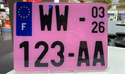 Хм, за кого са розовите регистрационни табели за коли?