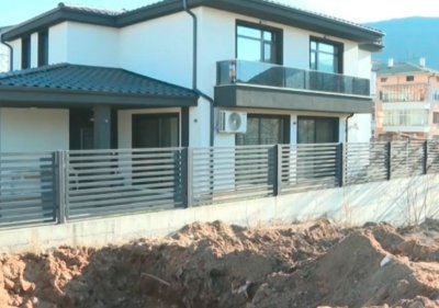 Пети ден Асеновград е без вода заради аварирал водопровод, върху който е построена къща