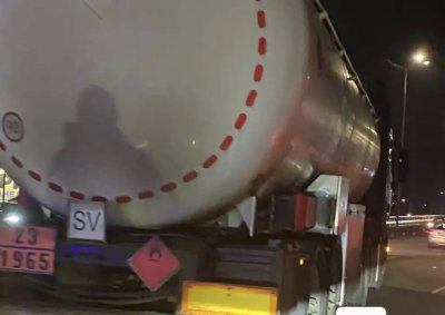 Кола се удари с цистерна на Околовръстното, по чудо няма взрив