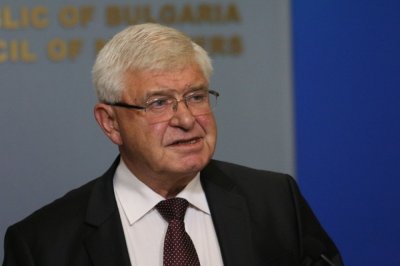 Май вдигат заплатите на чиновниците със задна дата 