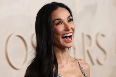 Деми Мур спря да се подстригва