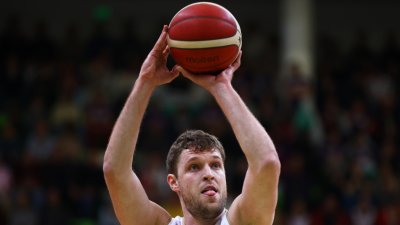 Везенков и Олимпиакос размазаха Партизан