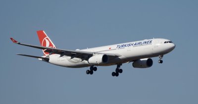 Самолет на Турските авиолинии Turkish Airlines пътуващ от Истанбул за