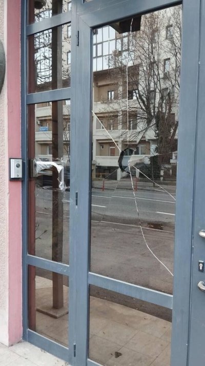 Прокуратурата в Скопие погна хулигана, счупил вратата на посолството ни